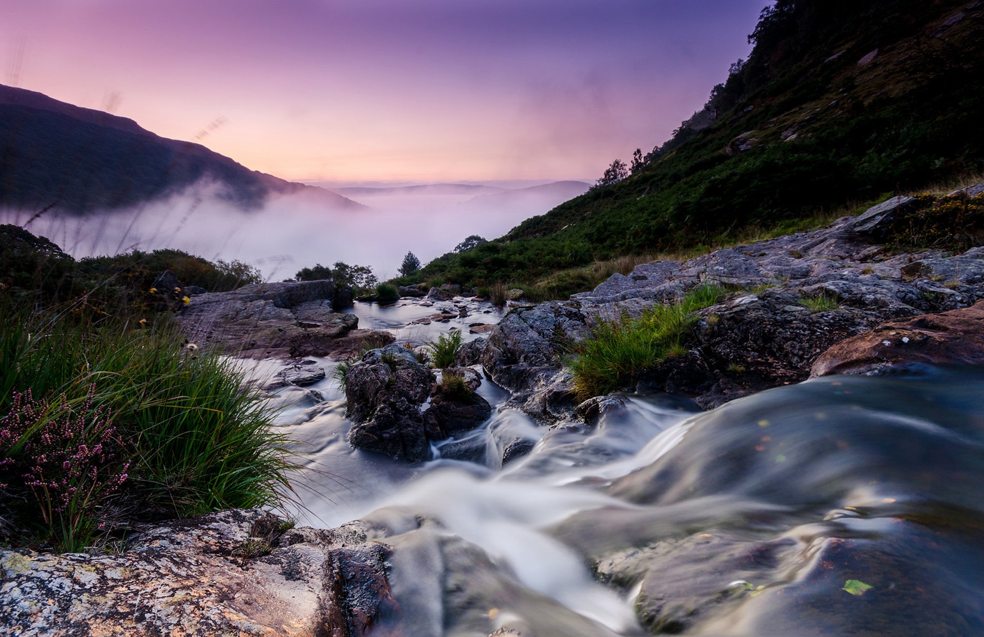 galles regno unito montagne fiume flusso pietre mattina nebbia paesaggio