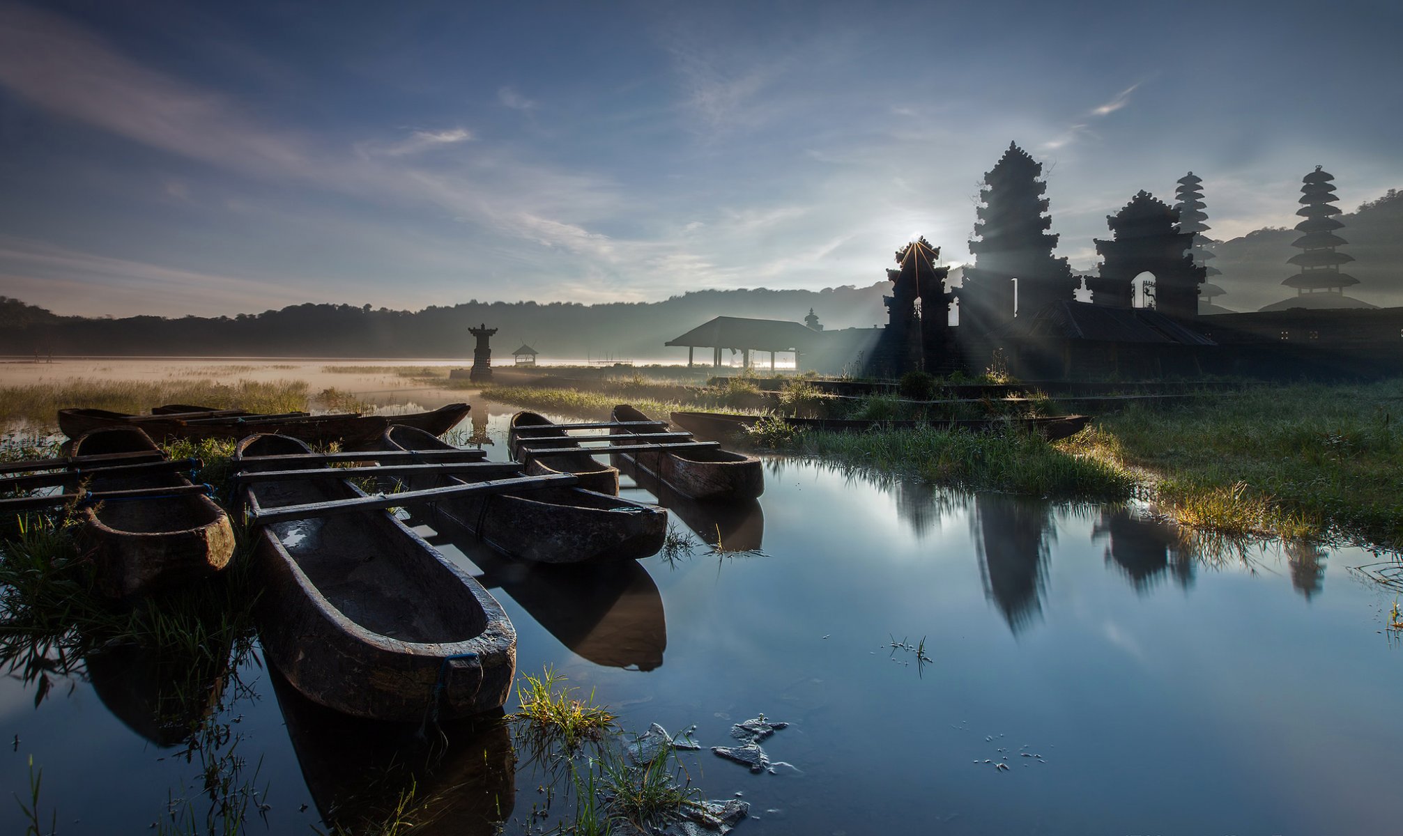 asien pagode morgen nebel see boot bäume wasser