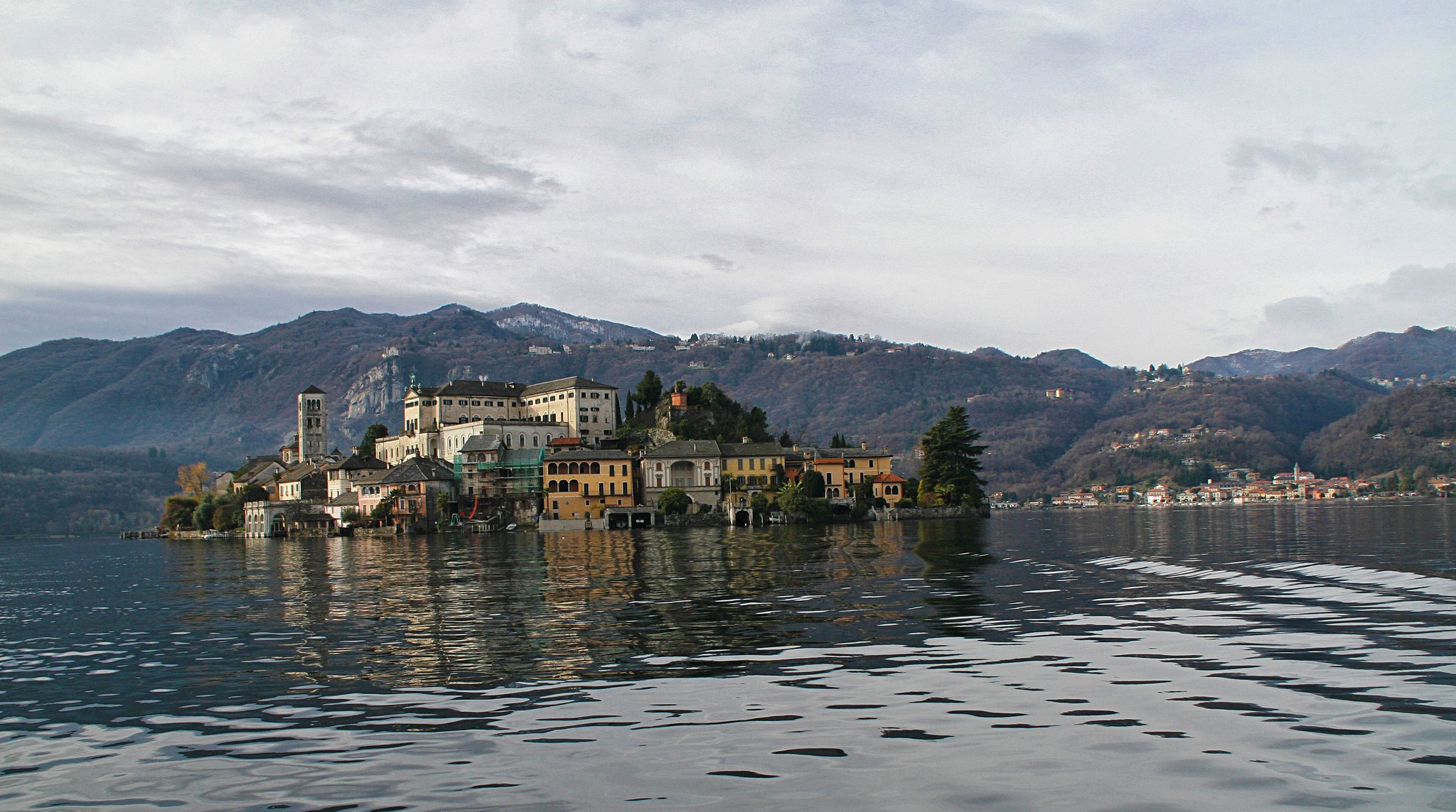 italien hortasee insel san giulio himmel bäume häuser turm berge