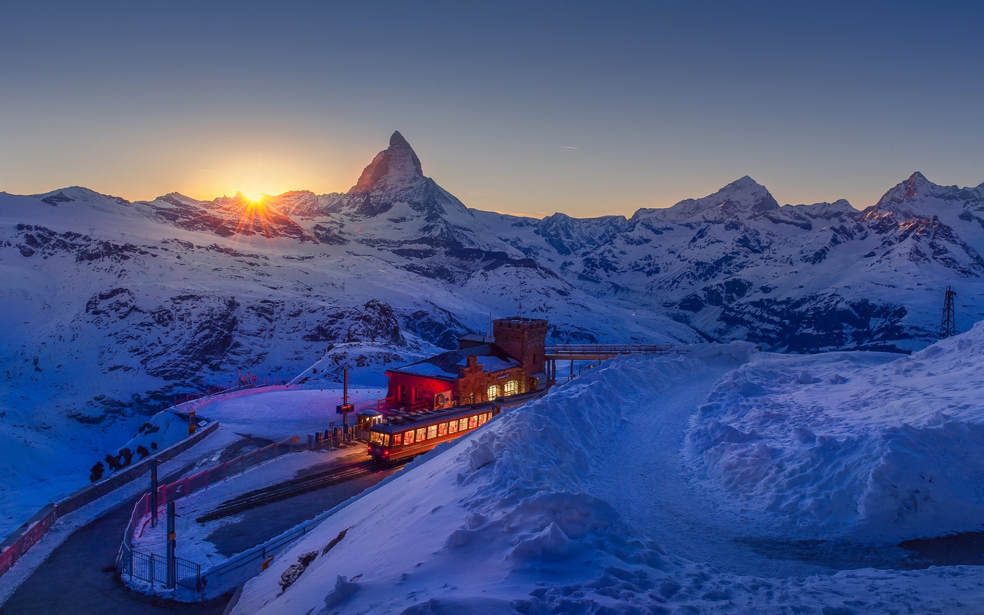 svizzera alpi montagne cielo sole tramonto resort inverno febbraio