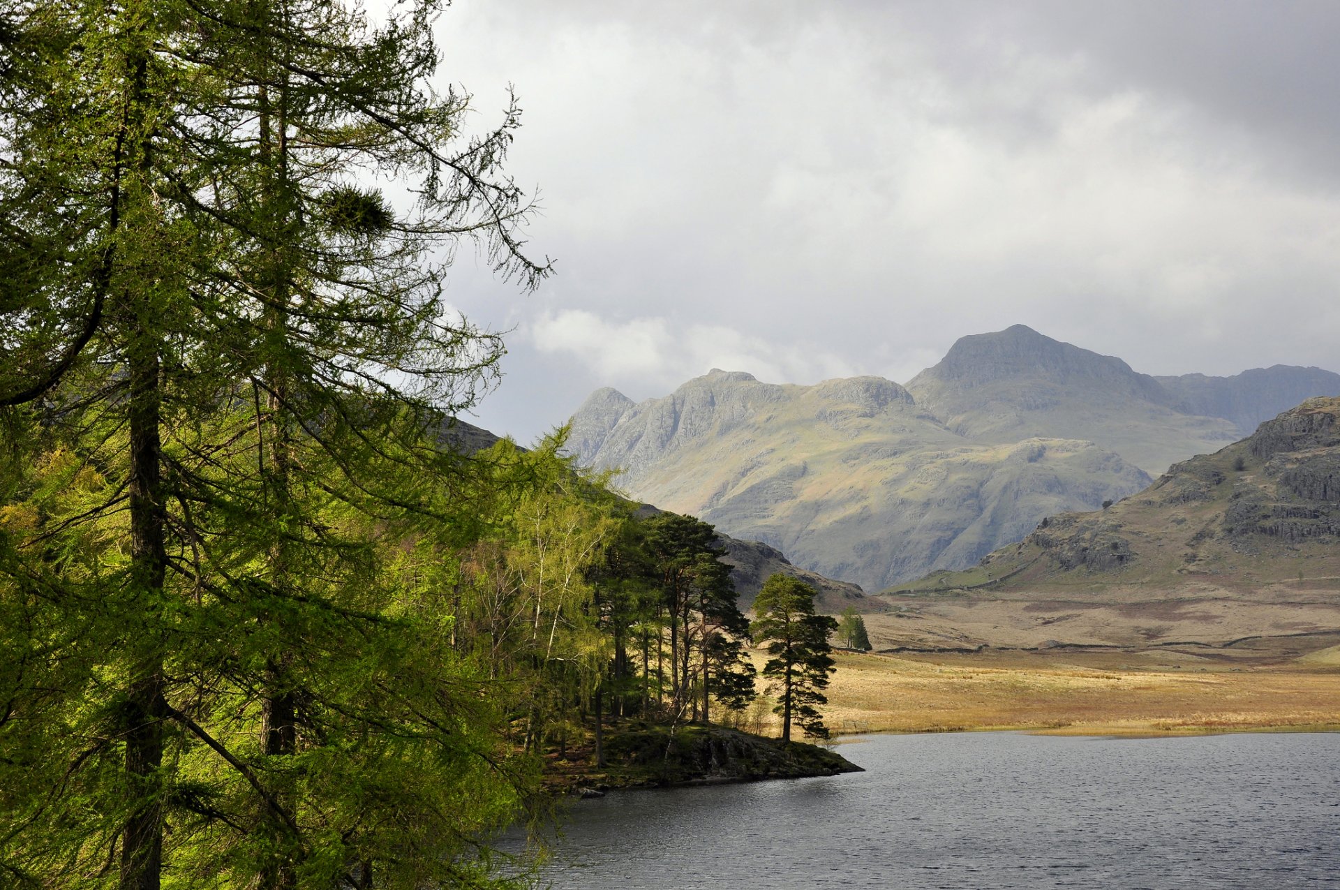 ciel nuages montagnes arbres lac