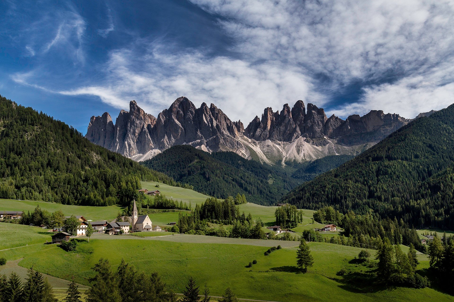 italie tyrol du sud val di funès ciel nuages église temple forêt montagnes dolomites prairies