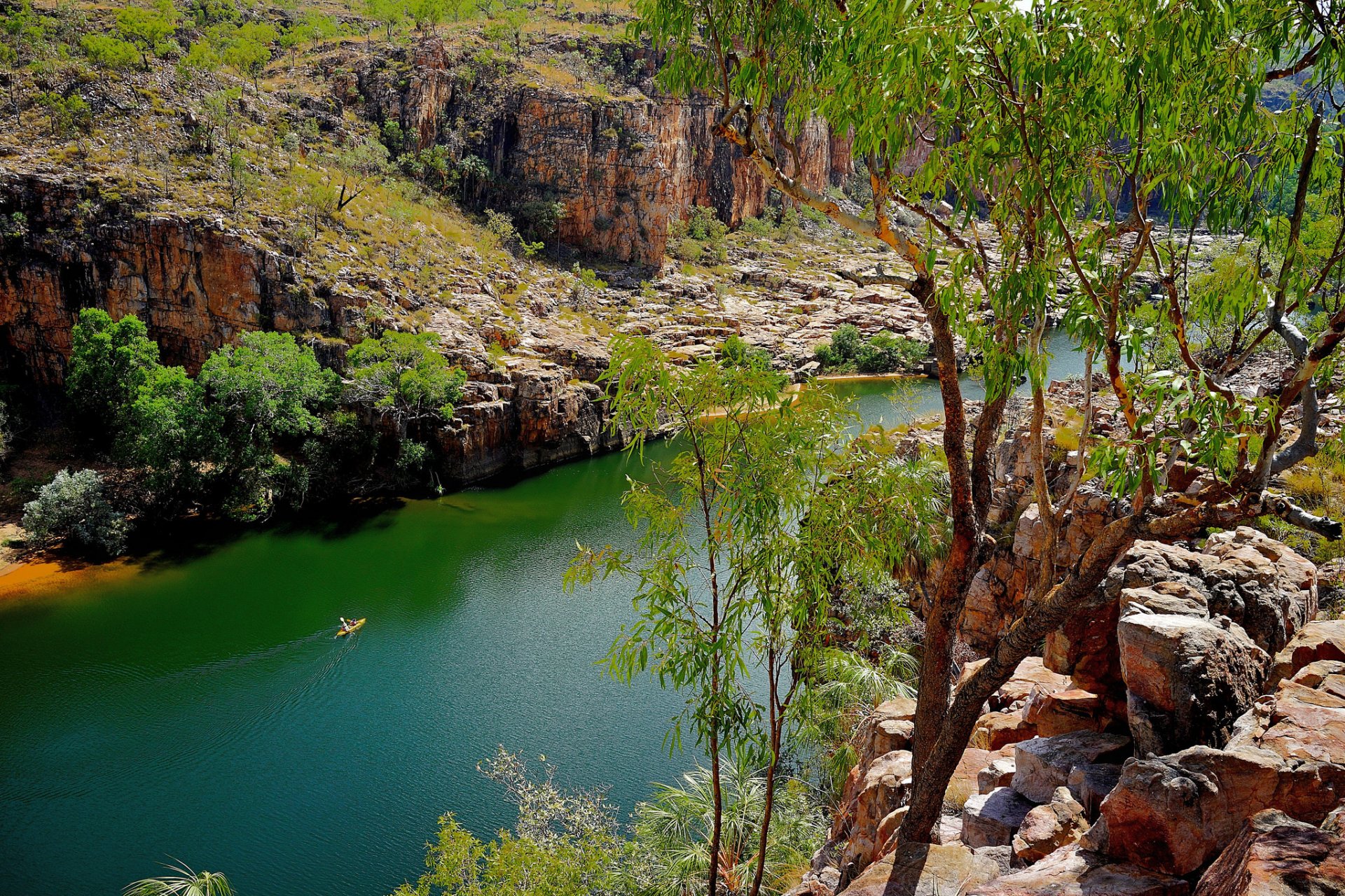 nitmilek national park australien felsen bäume fluss boot steine