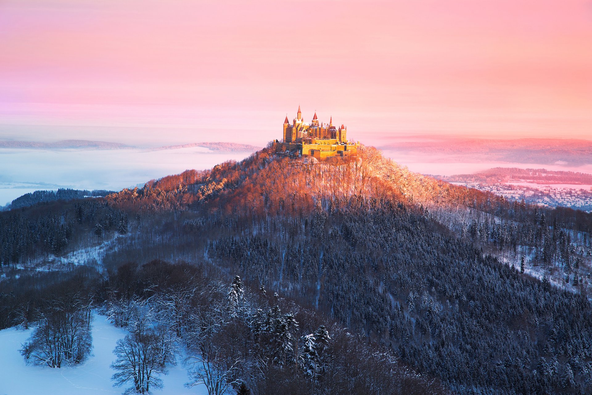 alemania baden-württemberg cumbre de hohenzollern castillo fortificado castillo de hohenzollern burg hohenzollern mañana luz niebla