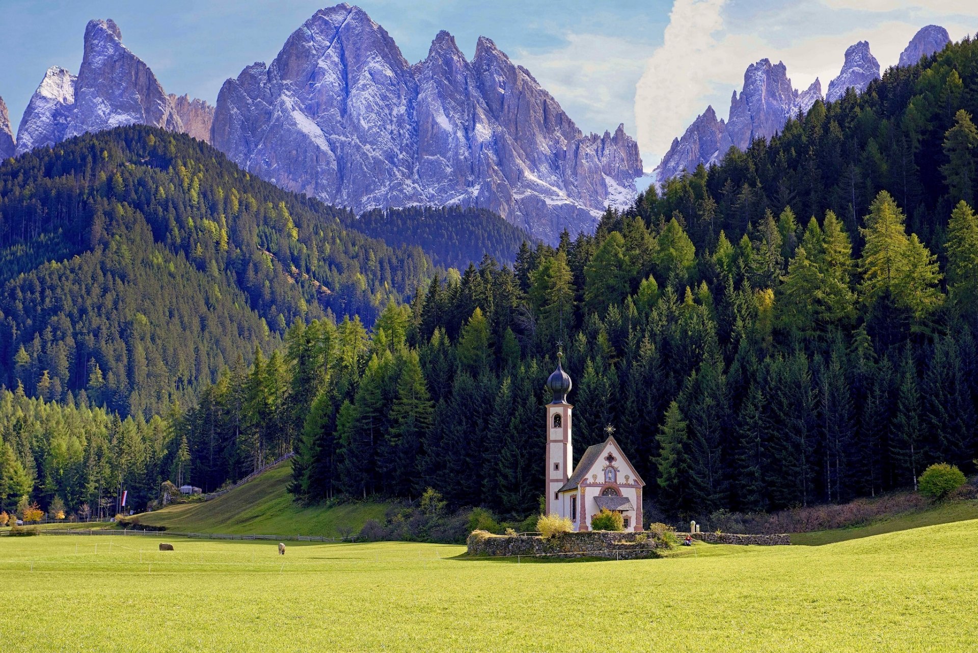 santa maddalena funes tirol del sur italia dolomitas santa maddalena dolomitas iglesia prado montañas bosque