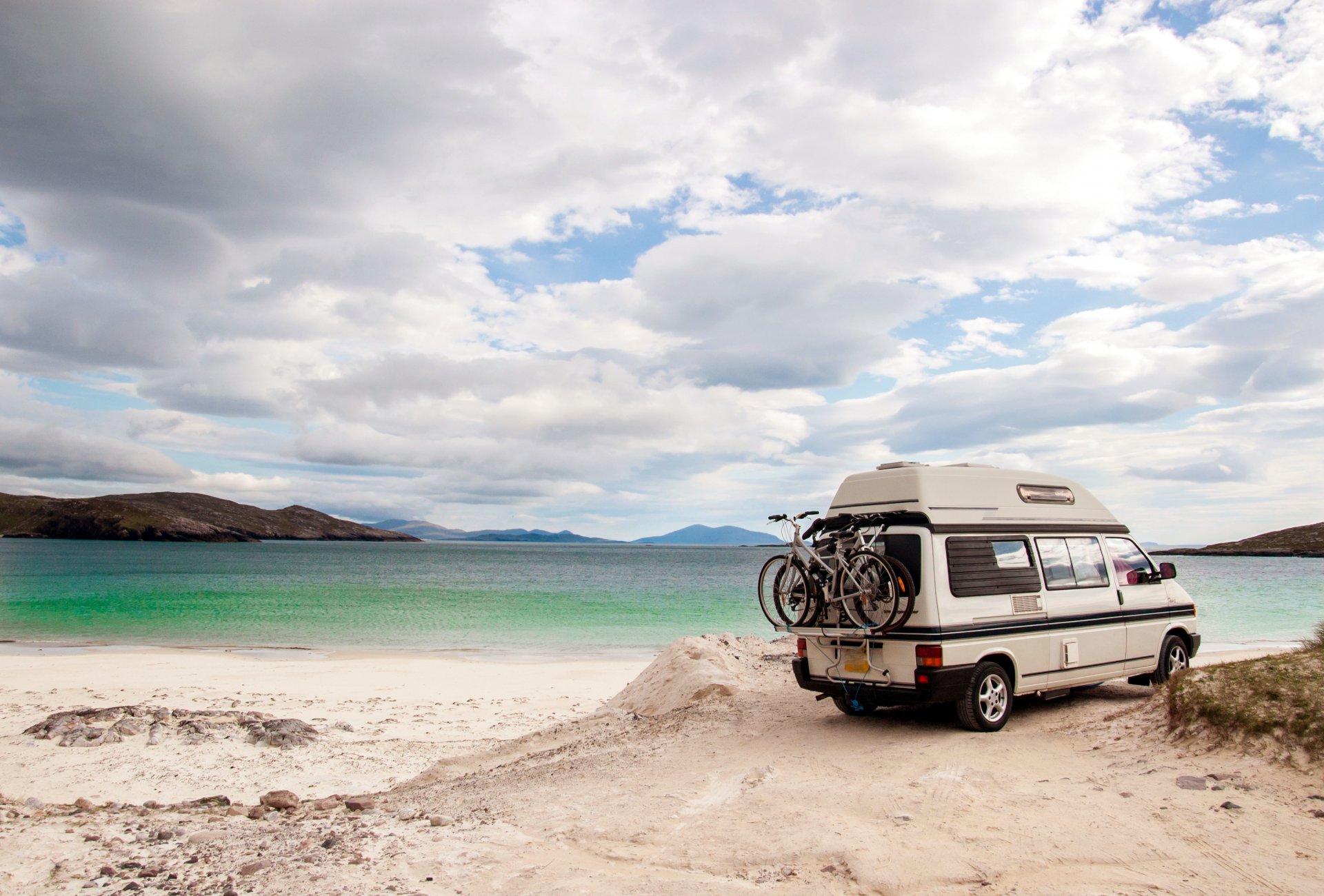 landschaft morgen natur meer wellen licht hügel gehüllt rauch wolken sommer sand wohnmobil wohnmobil camping kofferraum befestigt fahrräder wandern urlaub positiv reisen unschärfe bokeh tapete