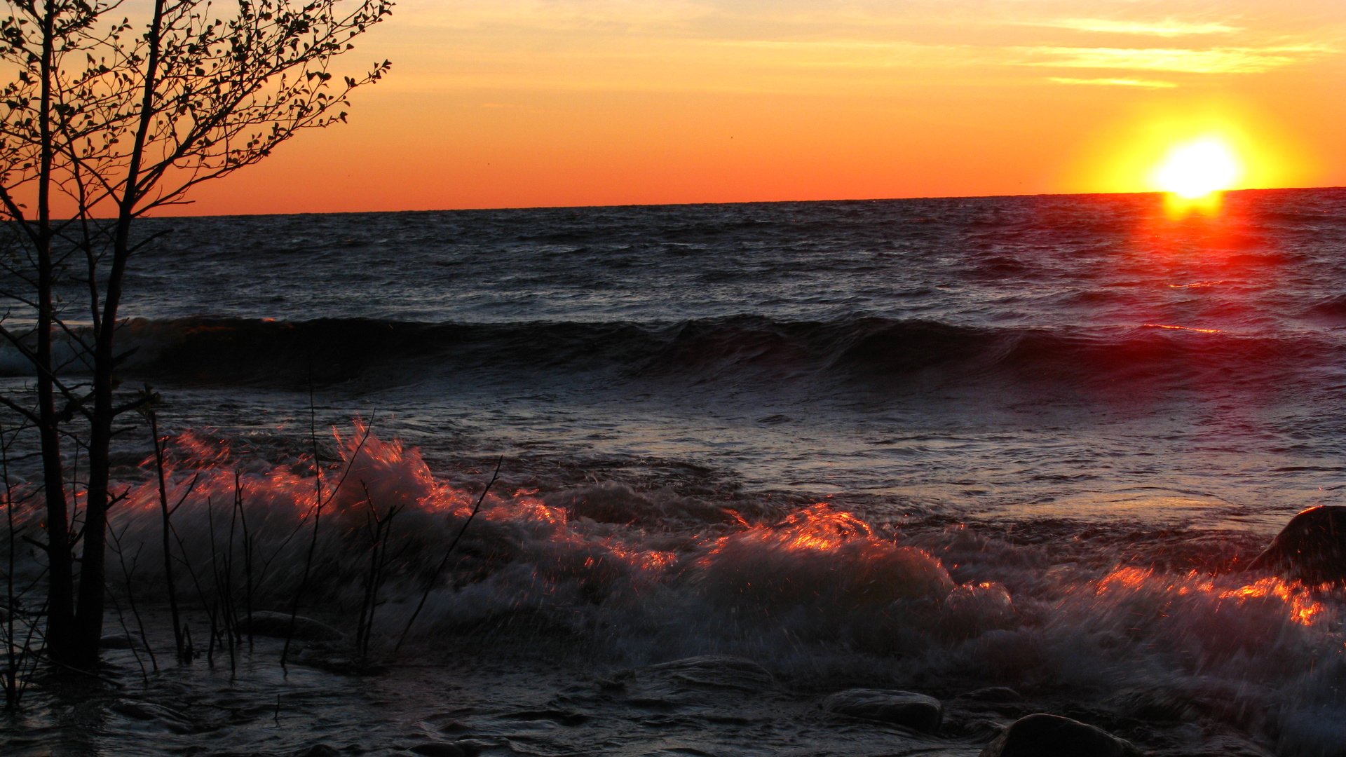 cielo sole tramonto mare onde legno spruzzi pietre