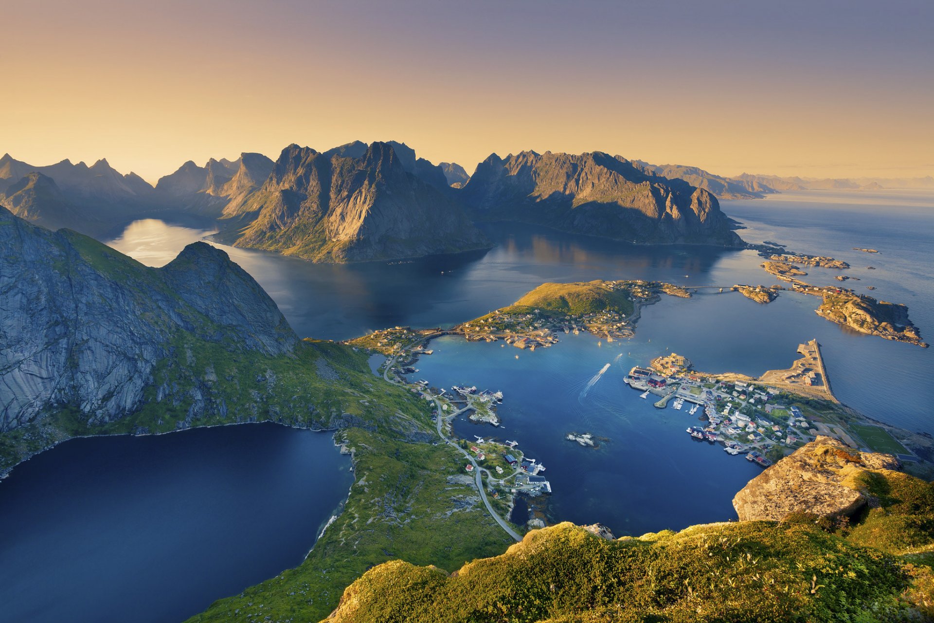 lofoten noruega mar montaña pueblo casa