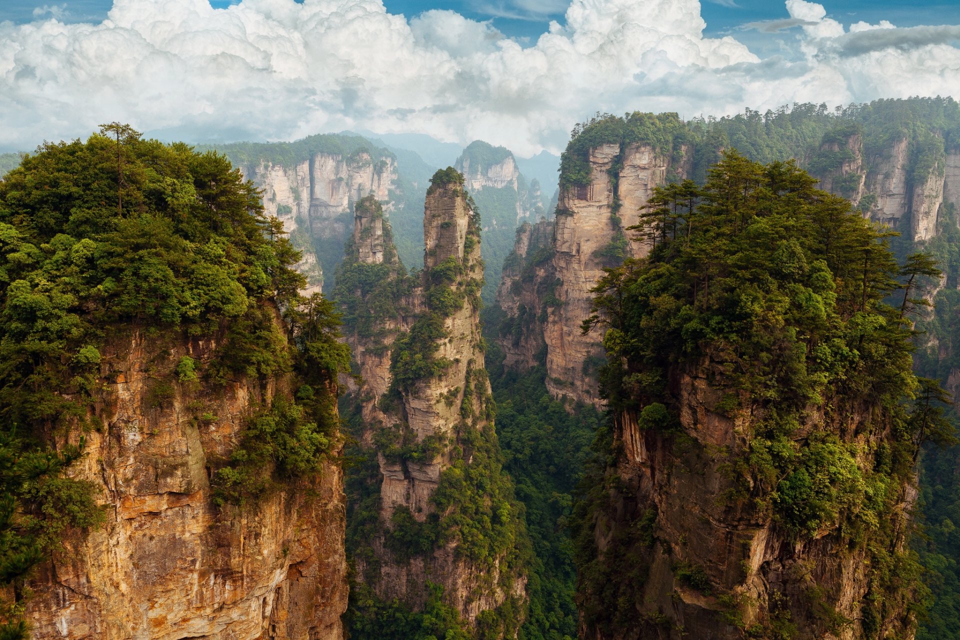 chine chine province du hunan parc forestier national de zhangjiajie pandora roches ciel nuages