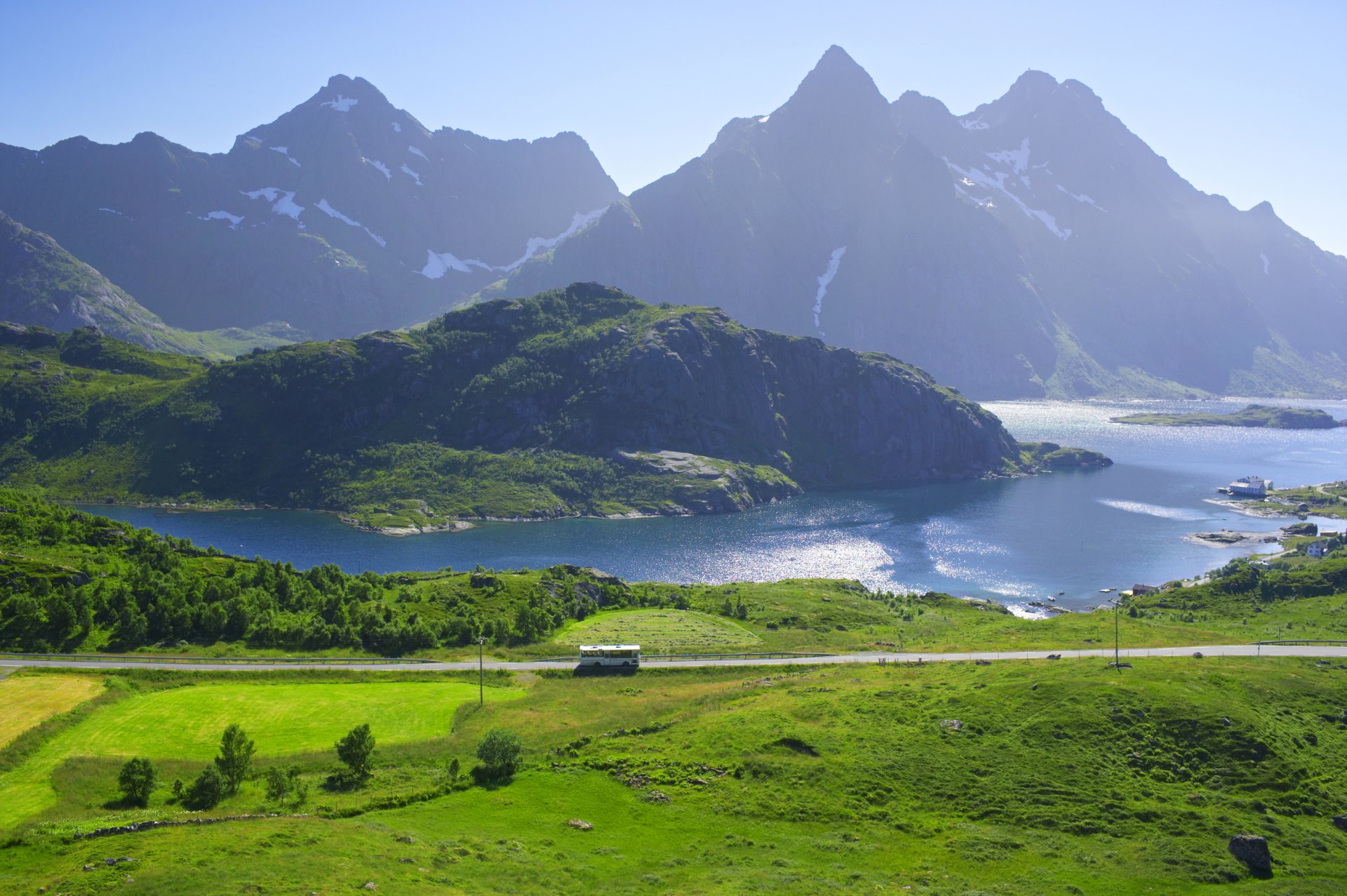 norwegia lofoty góry jezioro brzeg domki pola droga autobus