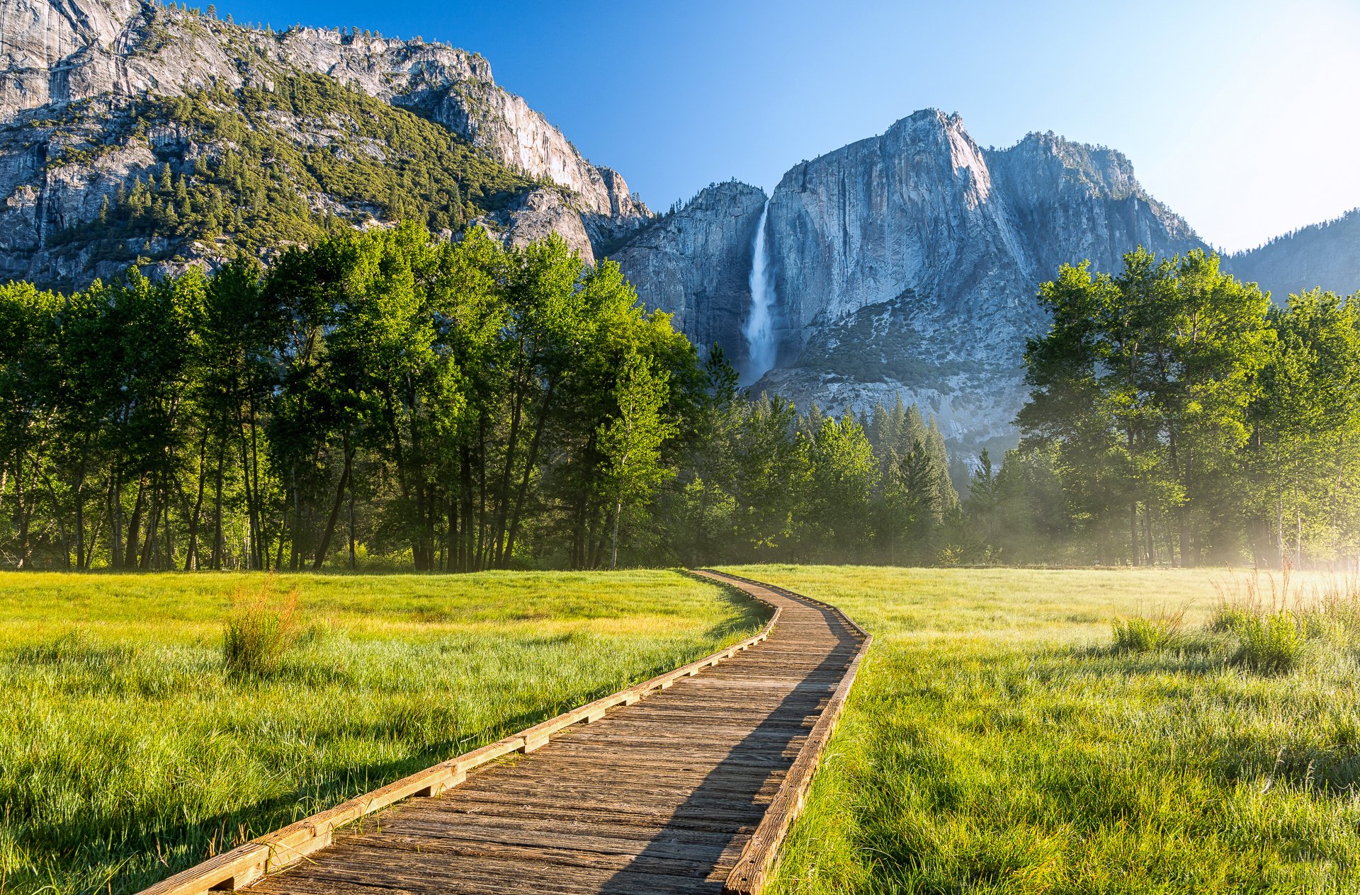 park narodowy yosemite kalifornia usa góry las drzewa wodospad ścieżka