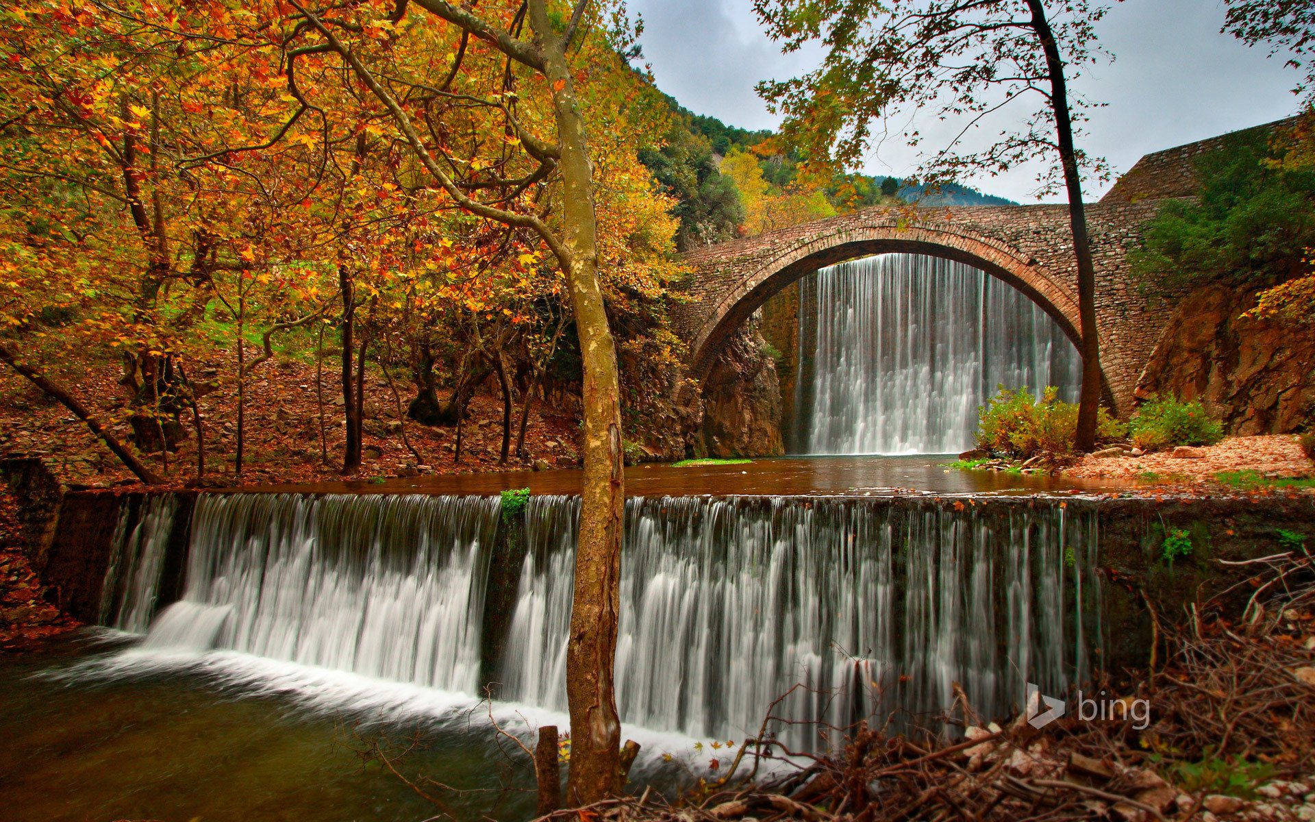 grèce trikala ciel rivière cascade arbres pont automne