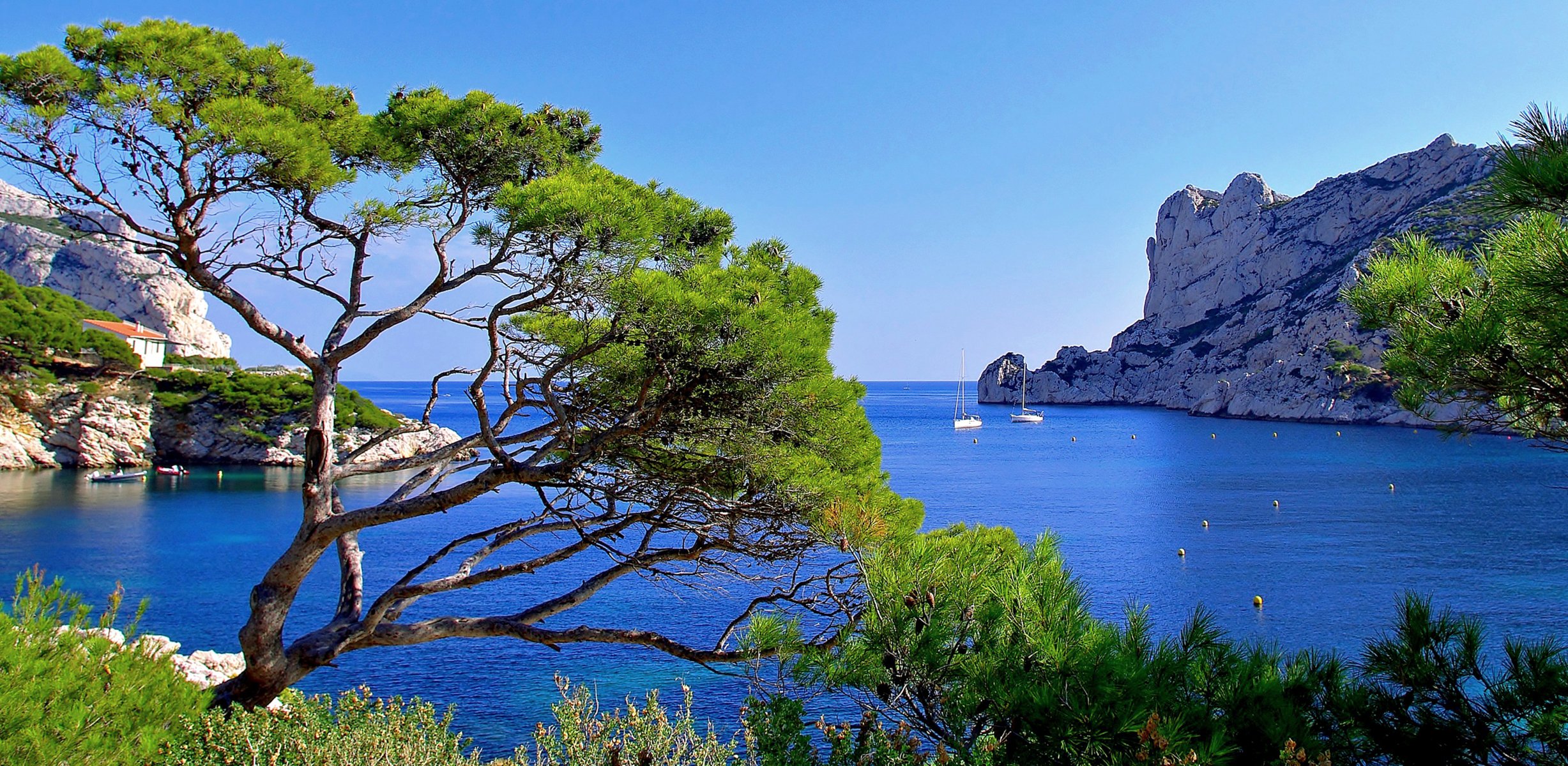 france baie baie mer rochers arbres maison yacht