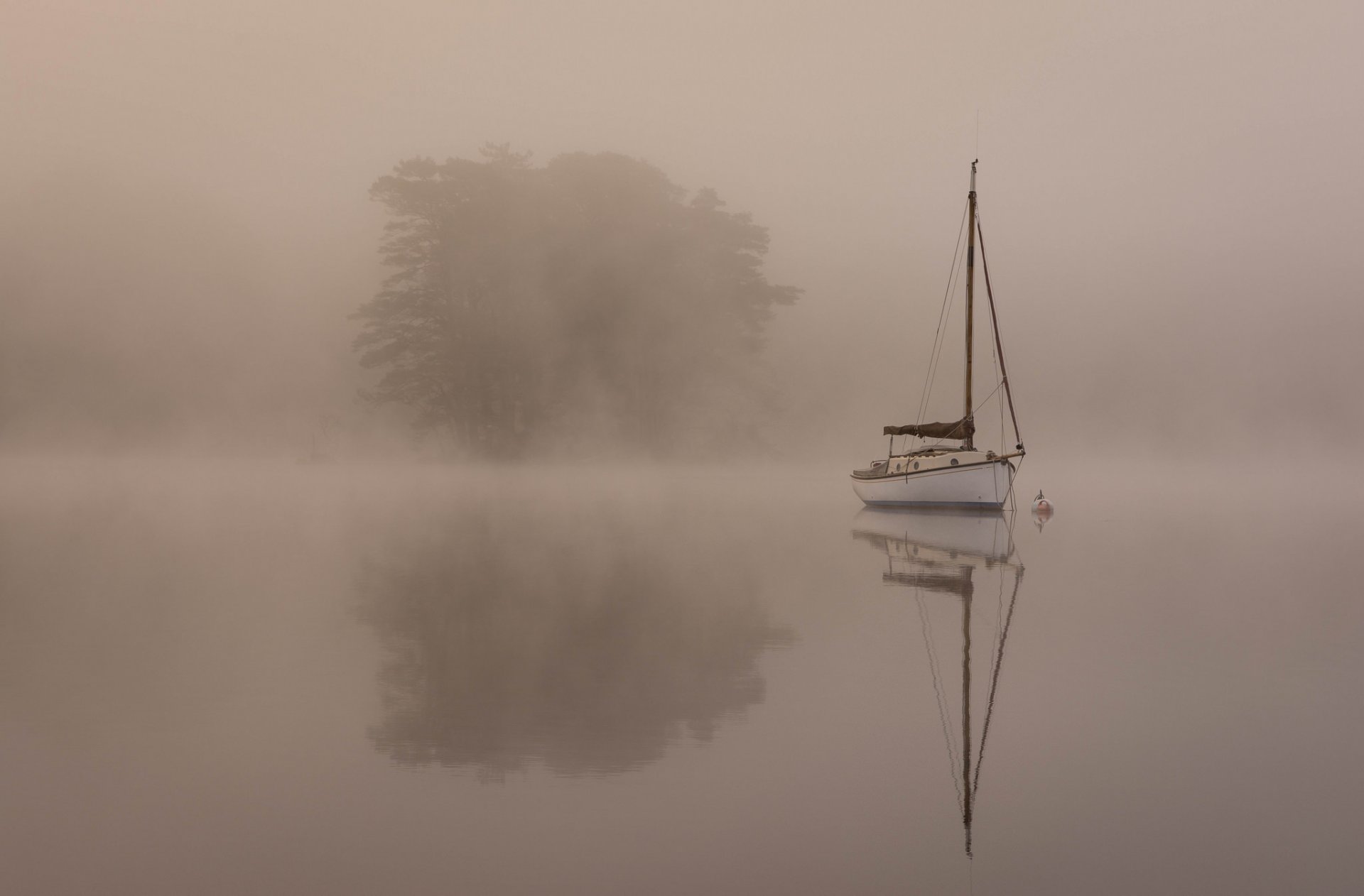 brouillard lac bateau yacht matin