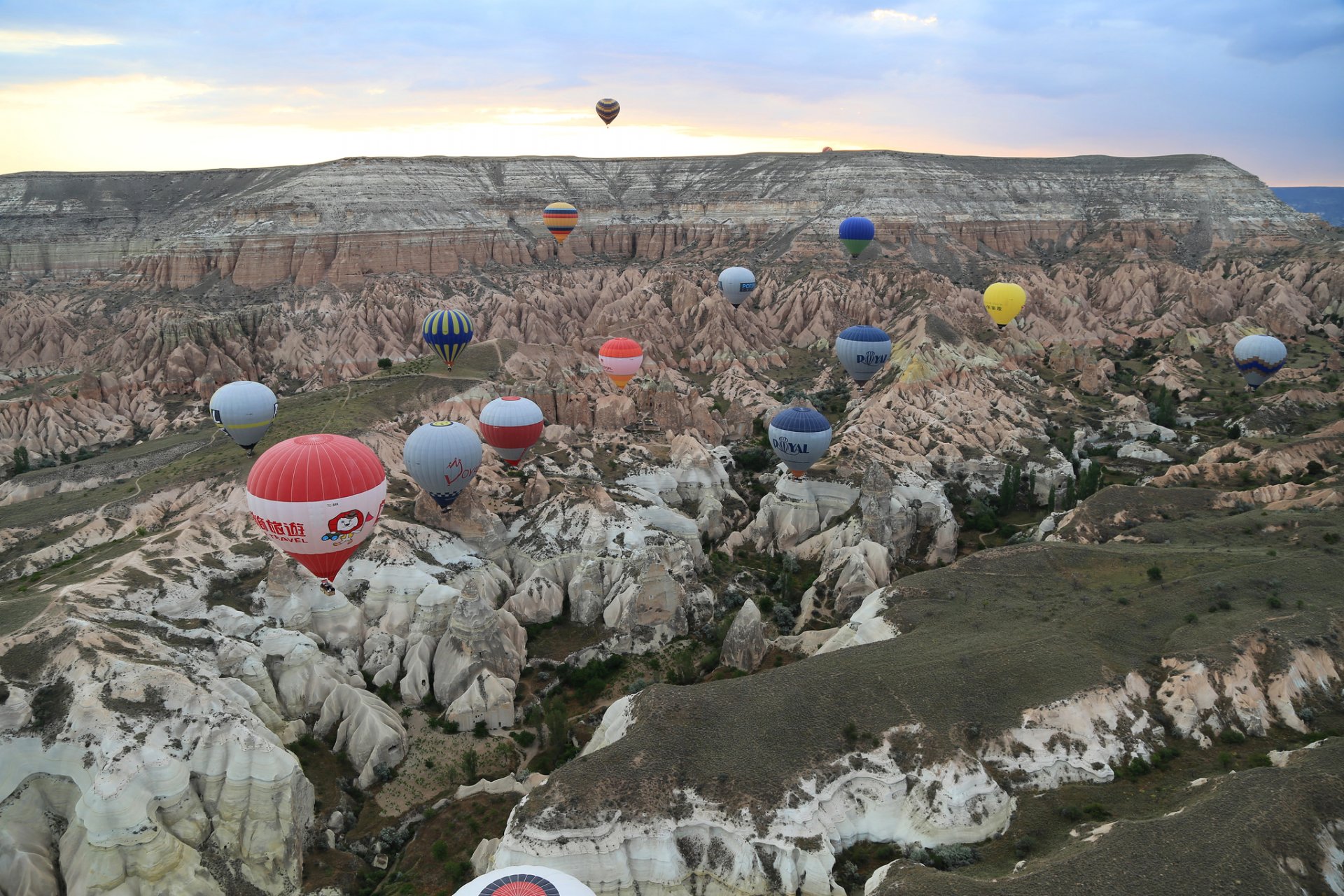 turcja kapadocja niebo chmury góry płaskowyż balon