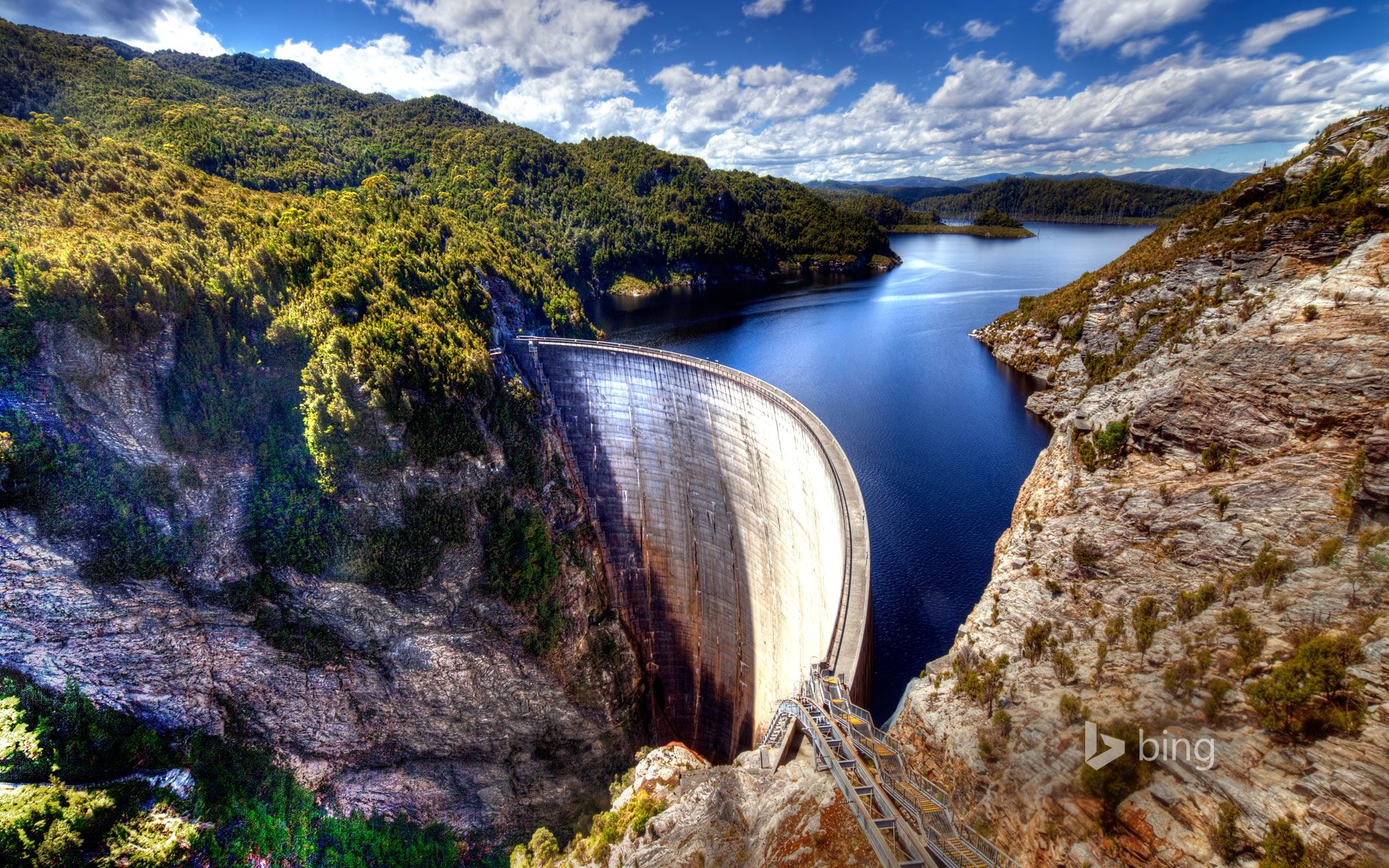 gordon dam tasmanien australien himmel wolken berge felsen see