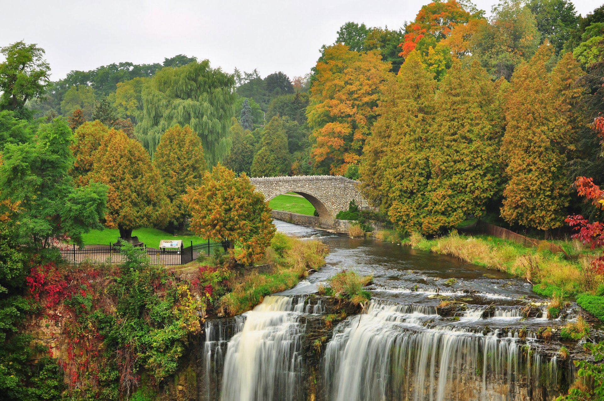 parco fiume ponte cascata alberi autunno