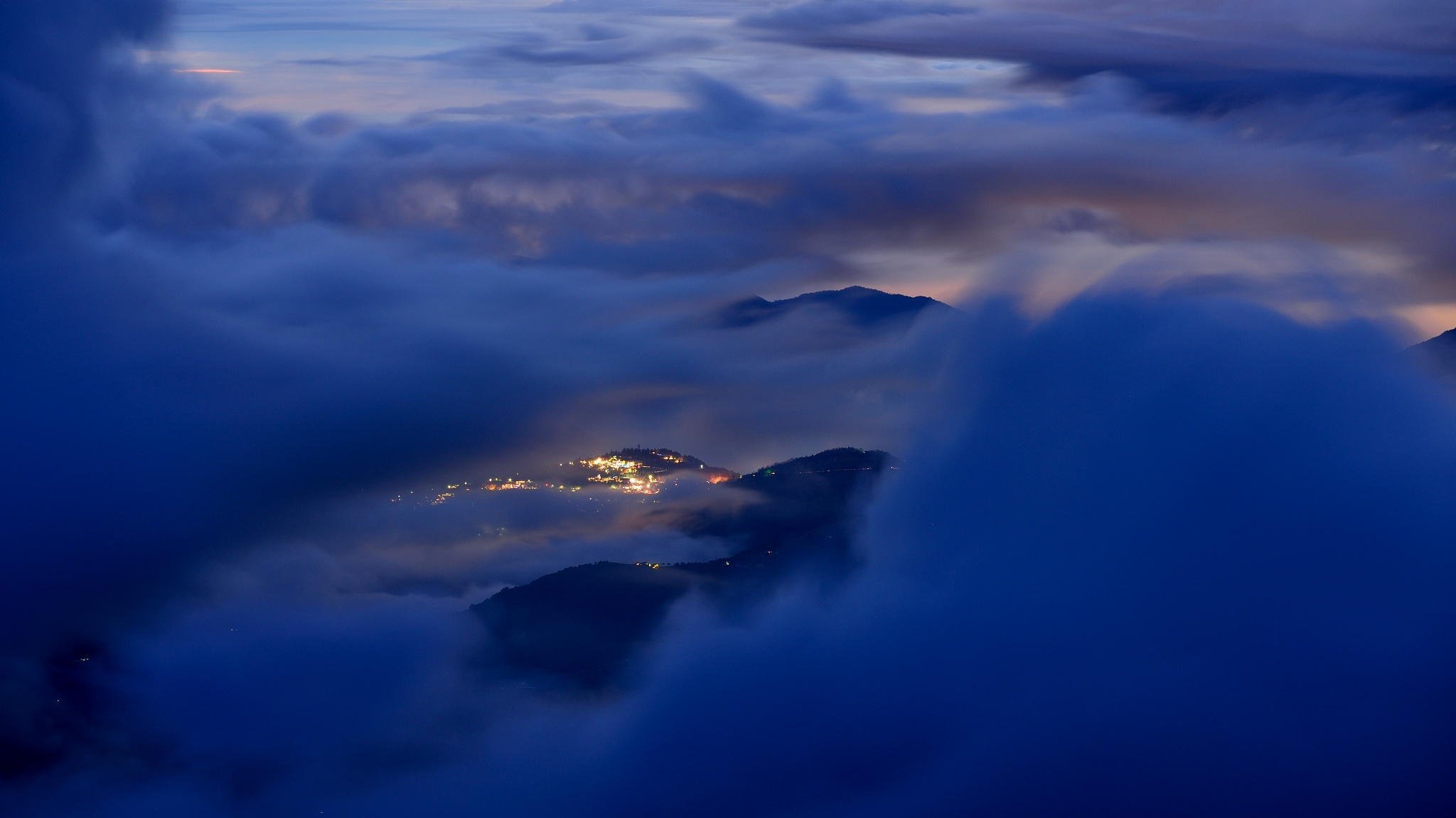 altitud paisaje nubes montañas ciudad