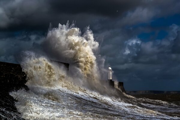 Une onde de tempête frappe le rivage