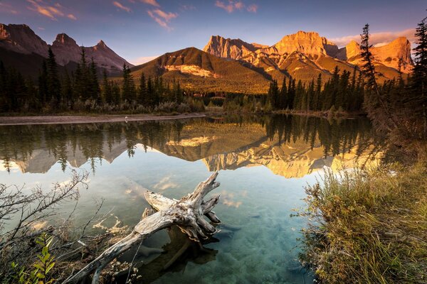 Reflet des montagnes dans le lac