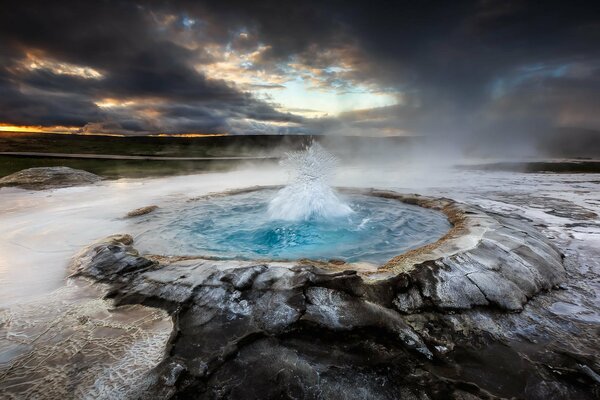 Island. Ein Geysir im Gletscher. Schöne Natur und Sonnenuntergang