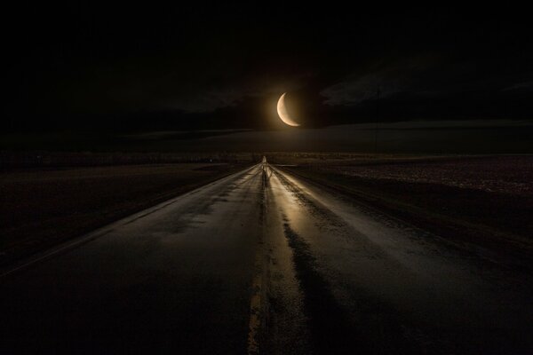Der Mond erhellt die Nachtstraße