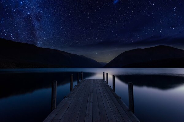 Notte stellata sul lago