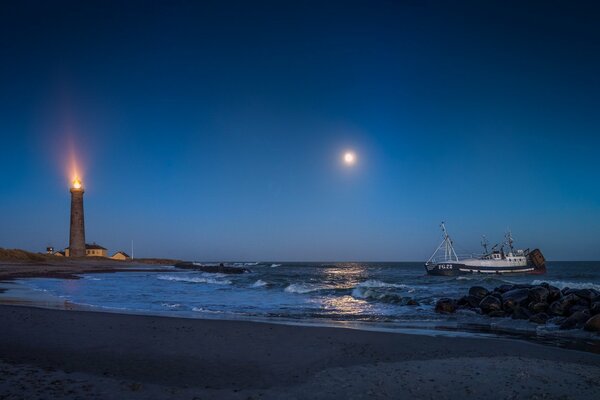 Navire en mer à la lumière de la pleine lune