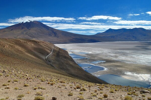 Blick auf einen ausgetrockneten See in Bolivien