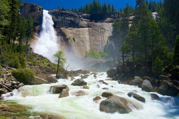 Bella cascata tra montagne e boschi