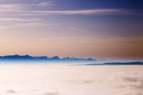 Dichter Nebel und Alpengipfel