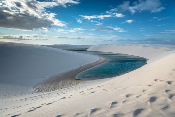 Türkisfarbenes Wasser unter Sand