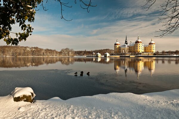 Ein Winterschloss und ein großer See