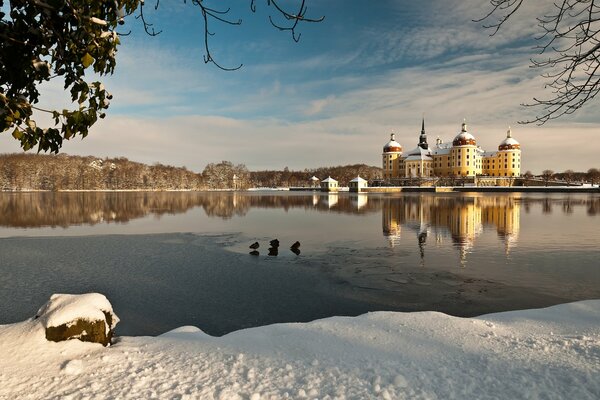 Зимний замок и большое озеро