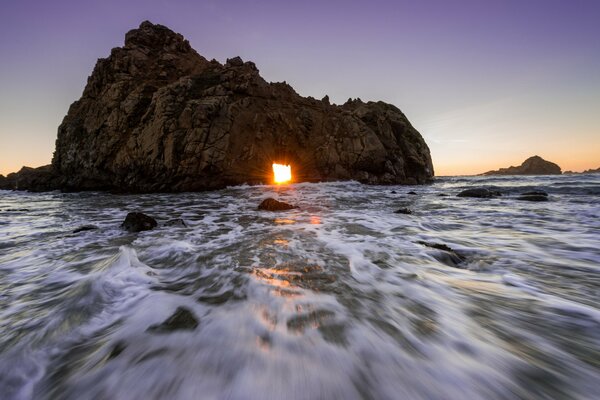 Felsen im Meer und schaumig Sonnenuntergang