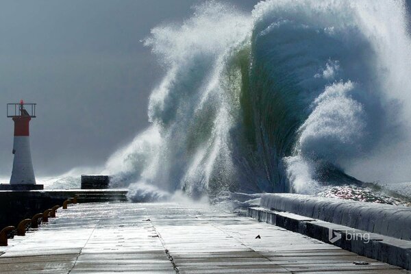 Starker Sturm mit Wasserspritzern am Leuchtturm