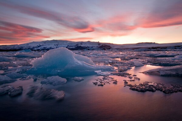 Puesta de sol en Islandia en un valle glaciar