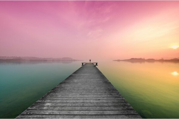 Der Seebrücke führt in die rosa Morgendämmerung