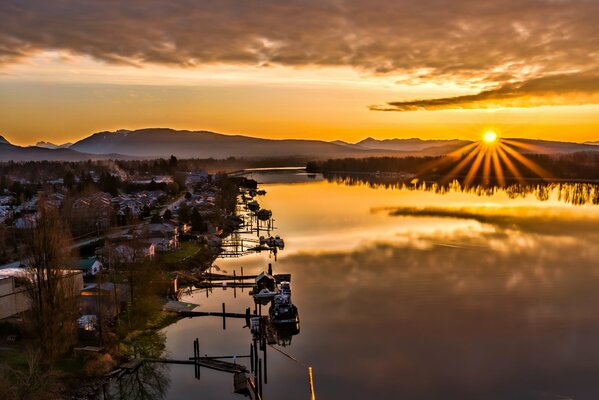 Lago nella Columbia Britannica al tramonto