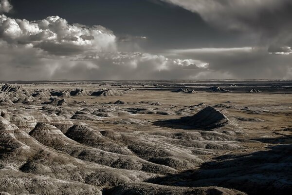 Dunkle Landschaft des fruchtlosen Landes