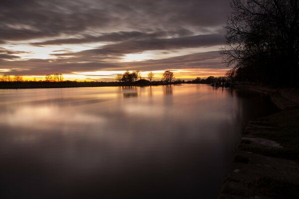 Schöner Sonnenuntergang über dem See