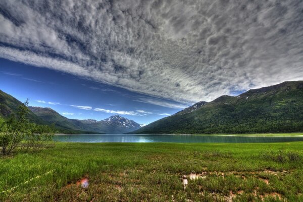 Облака над озером Эклутна на Аляске
