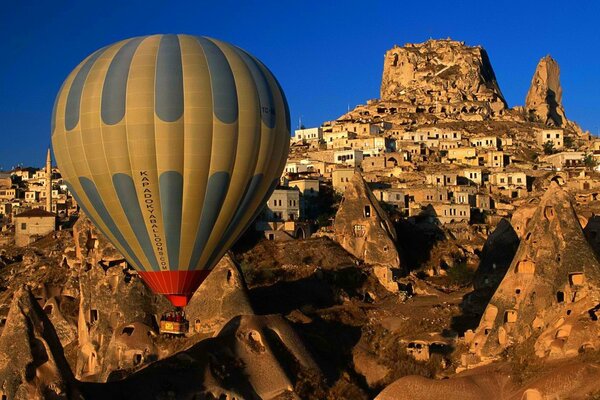 Ballon über der Stadt in den Bergen