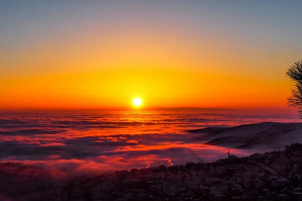 El resplandor del sol en las montañas, las montañas y el sol puesta de sol, puesta de sol y las montañas, puesta de sol mágica en las montañas