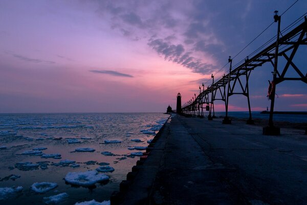 Mai am Pier bei Sonnenaufgang, Morgendämmerung am Pier, am Meer, am Abend und am Meer