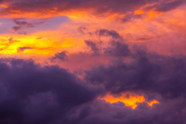 El mágico cielo de la puesta de sol en tonos púrpura y naranja