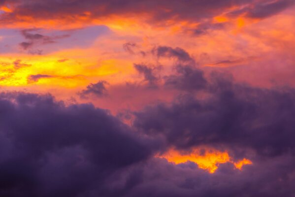 Un magico cielo al tramonto di sfumature viola e arancioni