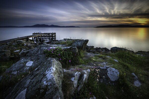 Côte de la région écossaise et l aube, l aube et l Ecosse paysages, beau paysage en Écosse, pierres sur la rive du golfe d Écosse