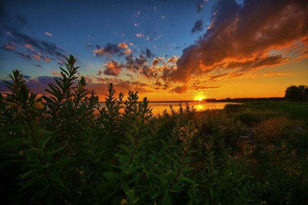 Puesta de sol en el lago ST. Clair en Michigan