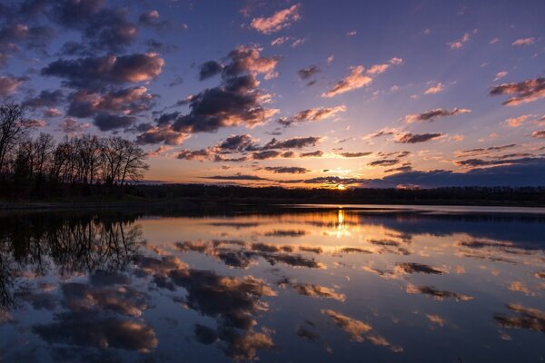 Отражение облаков в озере утром на восходе